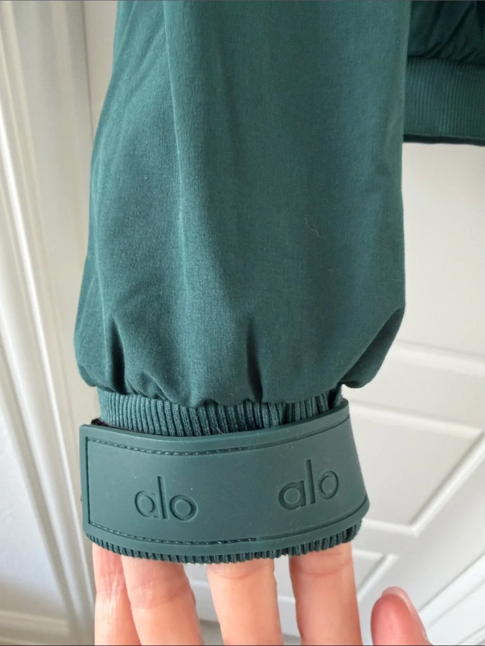 Alo yoga cropped elevation cover up, XS midnight green